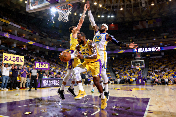 NBA总决赛第五场湖人对阵勇士的激烈比赛现场画面